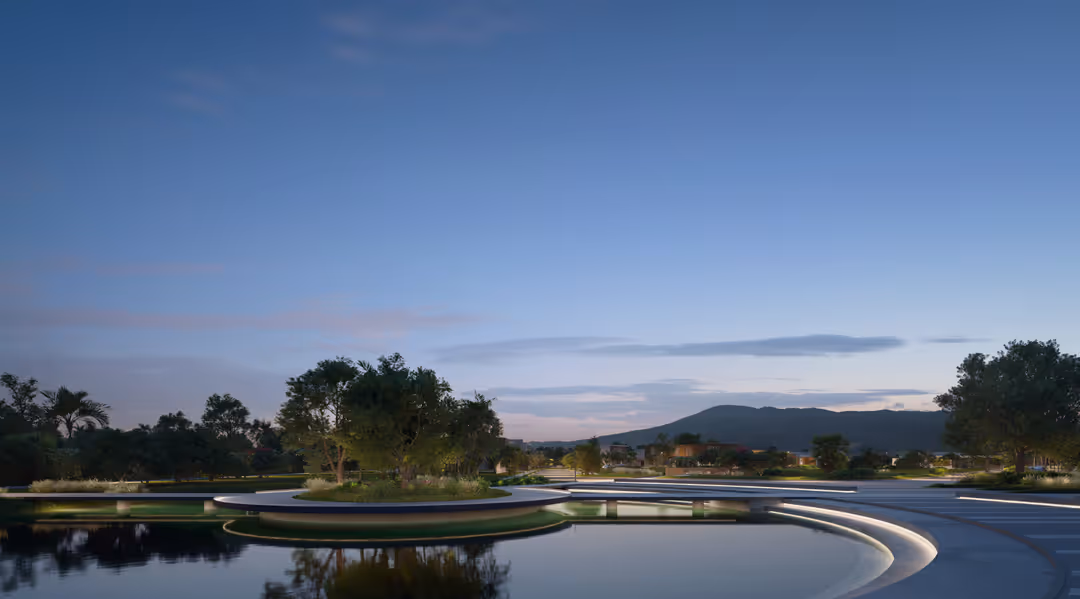 Praça do ALL Resort ao entardecer com canais de água e iluminação natural